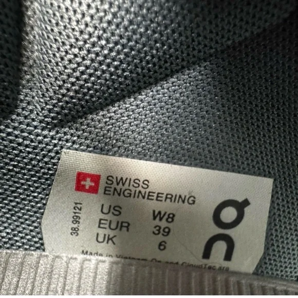 On Running Women’s Athletic Shoes in Gray and Red - Picture 4 of 6